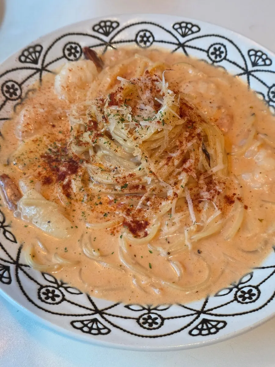 Oil-based pasta with broth and vegetables