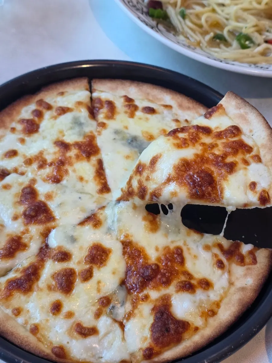 Freshly baked gorgonzola pizza