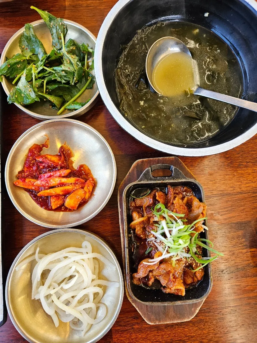 다양하게 차려진 밑반찬 접시들