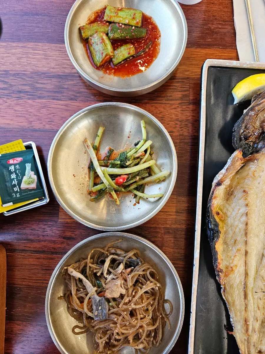 잡채와 나물 등 한식 반찬 구성