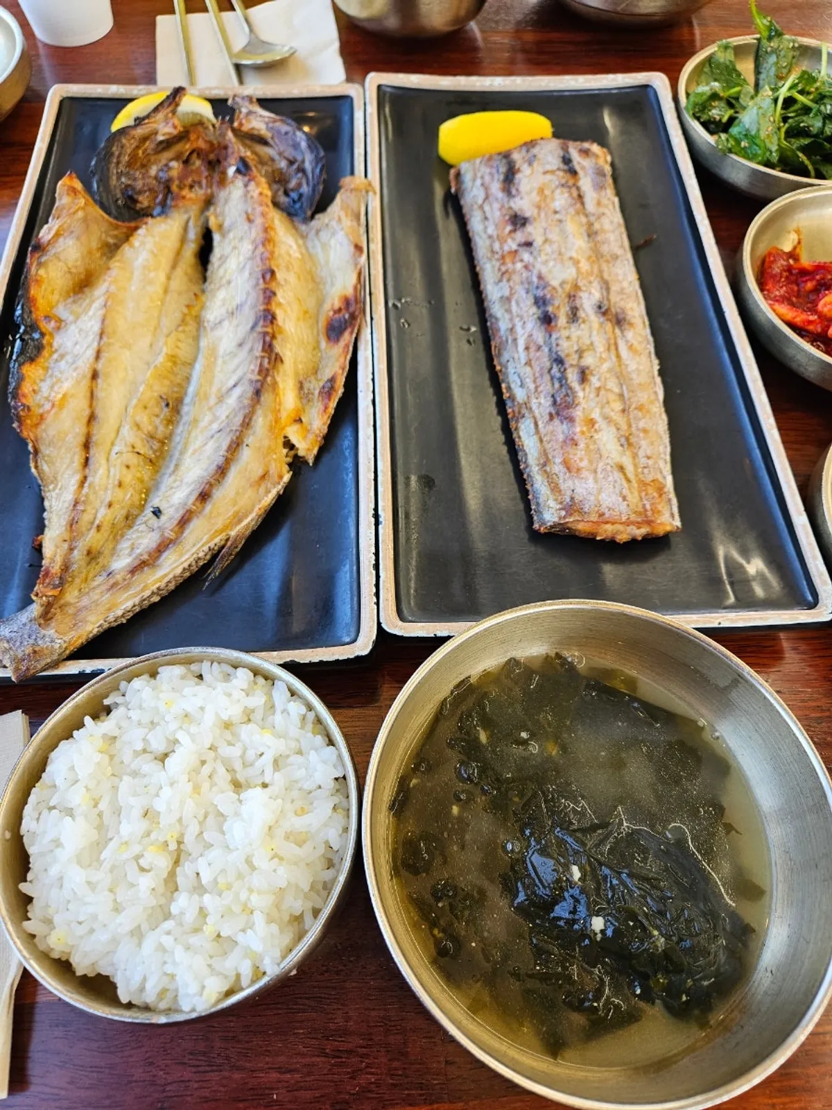 밥과 미역국에 생선구이를 곁들인 한상
