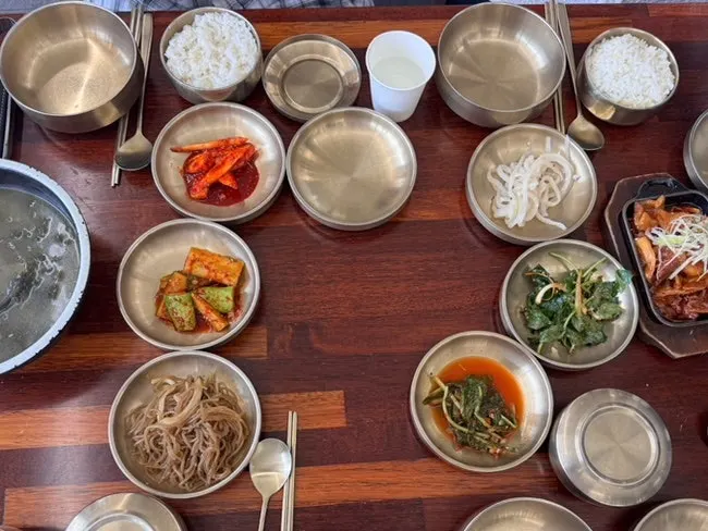 놋그릇 반찬이 차려진 테이블