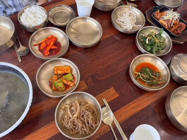 정갈하게 차려진 반찬 접시들
