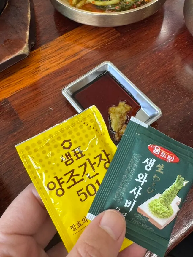 일회용으로 구비된 간장·와사비 수납