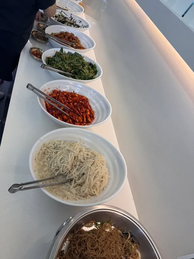 셀프바에 놓인 여러 가지 반찬