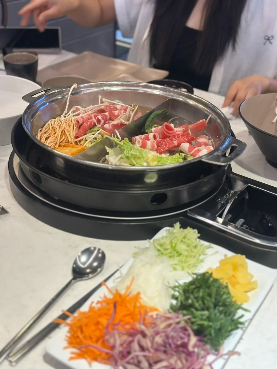 육수에 넣은 채소와 샤브고기