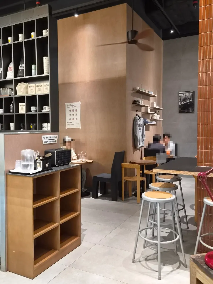 정지영커피로스터즈 매장 좌석