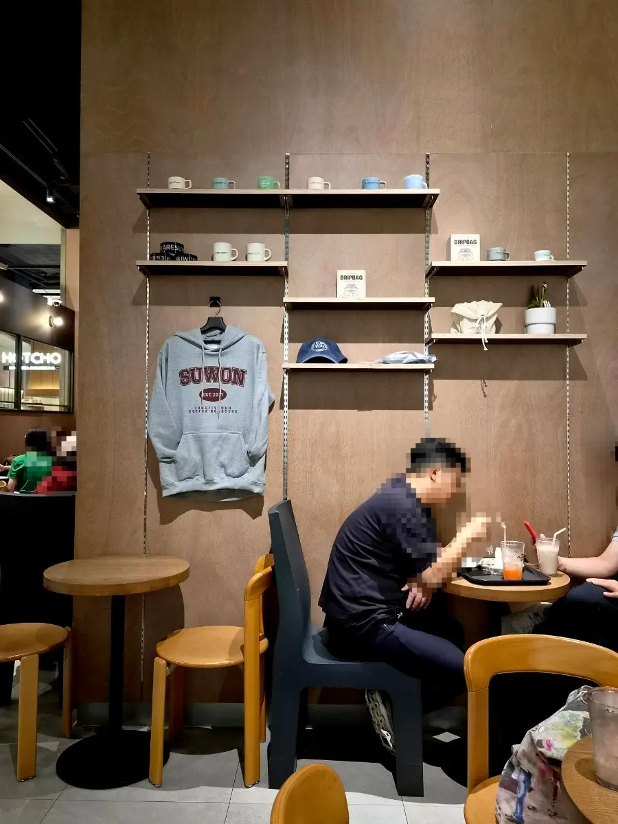 쇼핑 중 쉬기 좋은 카페 공간