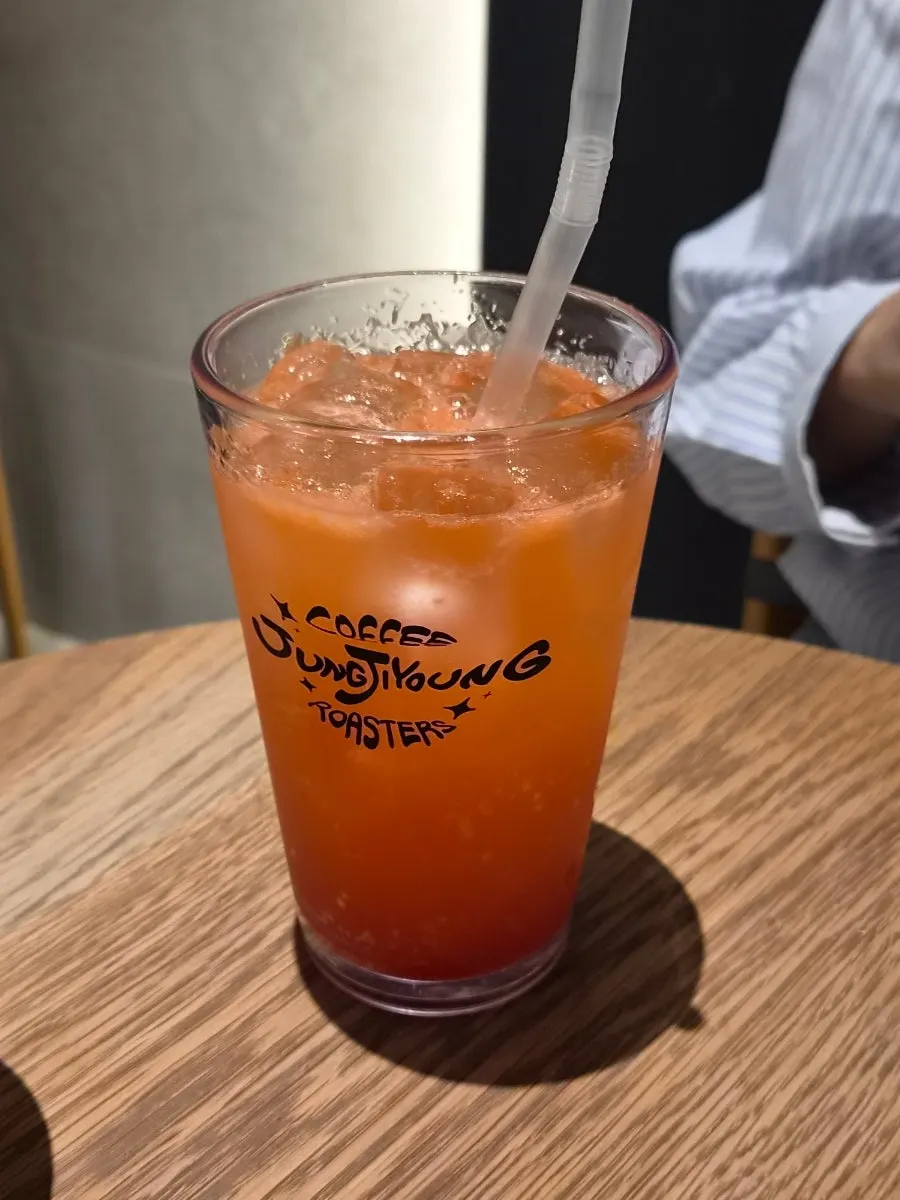 시원한 자몽에이드 음료