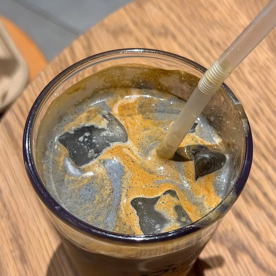 커피 크레마와 흑임자 마블링