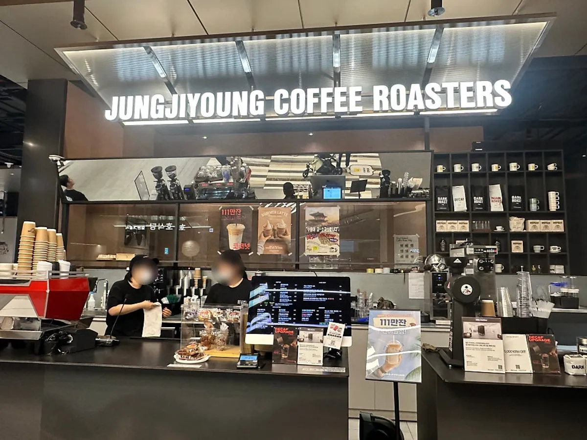 View of Jeong Jiyeong Coffee Roasters on the 2nd floor of Starfield Suwon