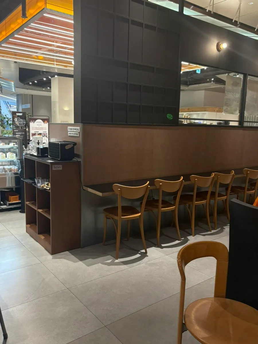 2人用テーブルが置かれた店内スペース