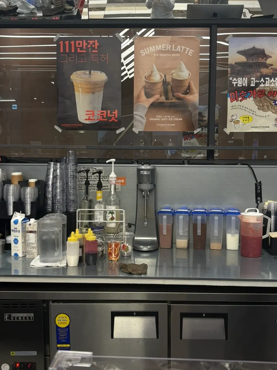オープンキッチン形式の飲料製造スペース