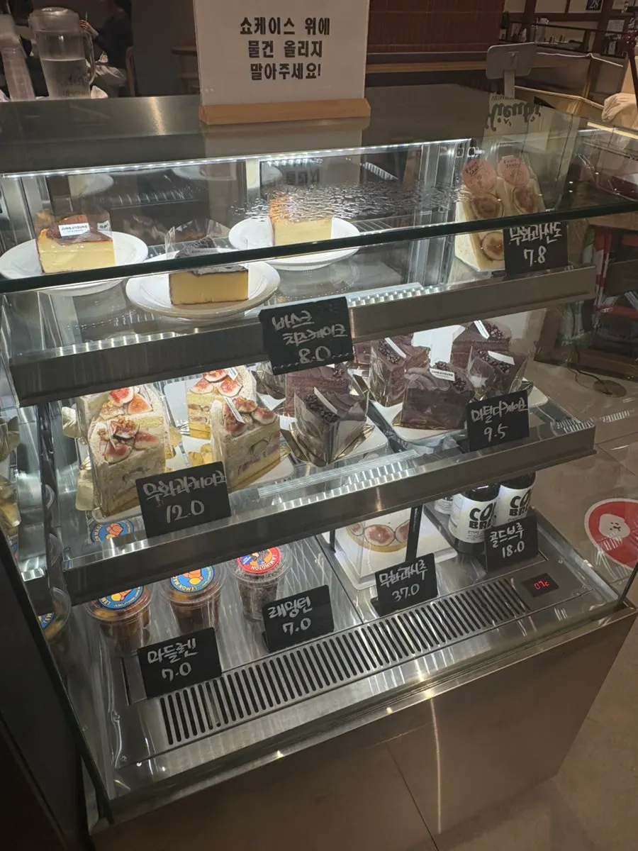 マドレーヌやクッキー類が並ぶショーケースデザート