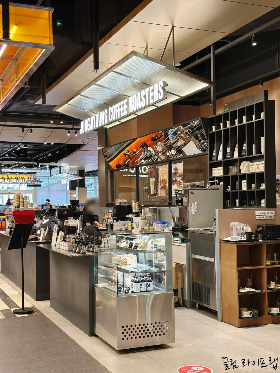 Entrance of Jeong Jiyeong Coffee Roasters Starfield Suwon Branch