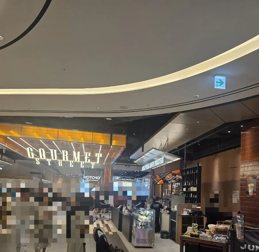 Entrance area of Jeong Jiyeong Coffee Roasters Starfield Suwon Branch