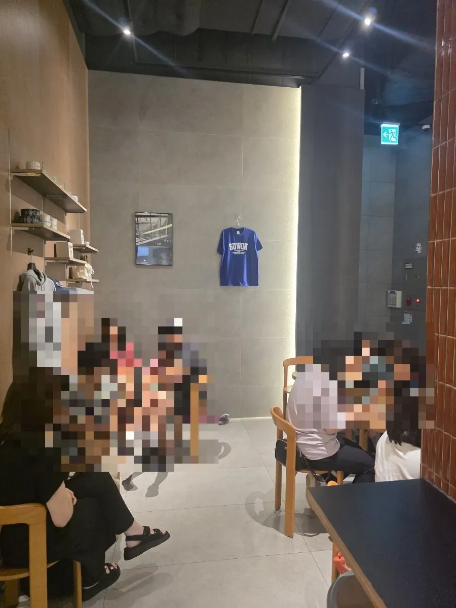 Vertical shot of the interior of Jeong Jiyeong Coffee Roasters