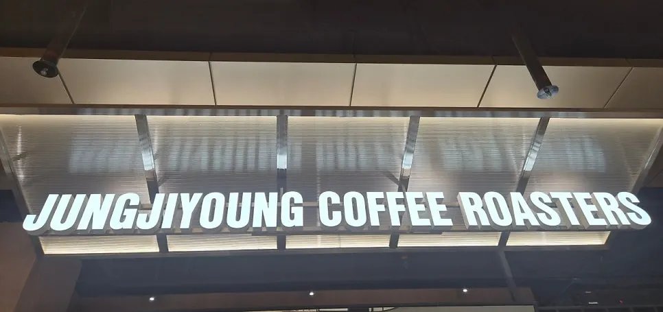 Drinks and dessert at Jeong Jiyeong Coffee Roasters Starfield Suwon Branch