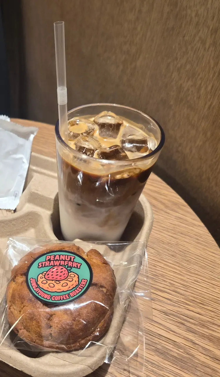 A cup of decaf vanilla latte from Jeong Jiyeong Coffee Roasters