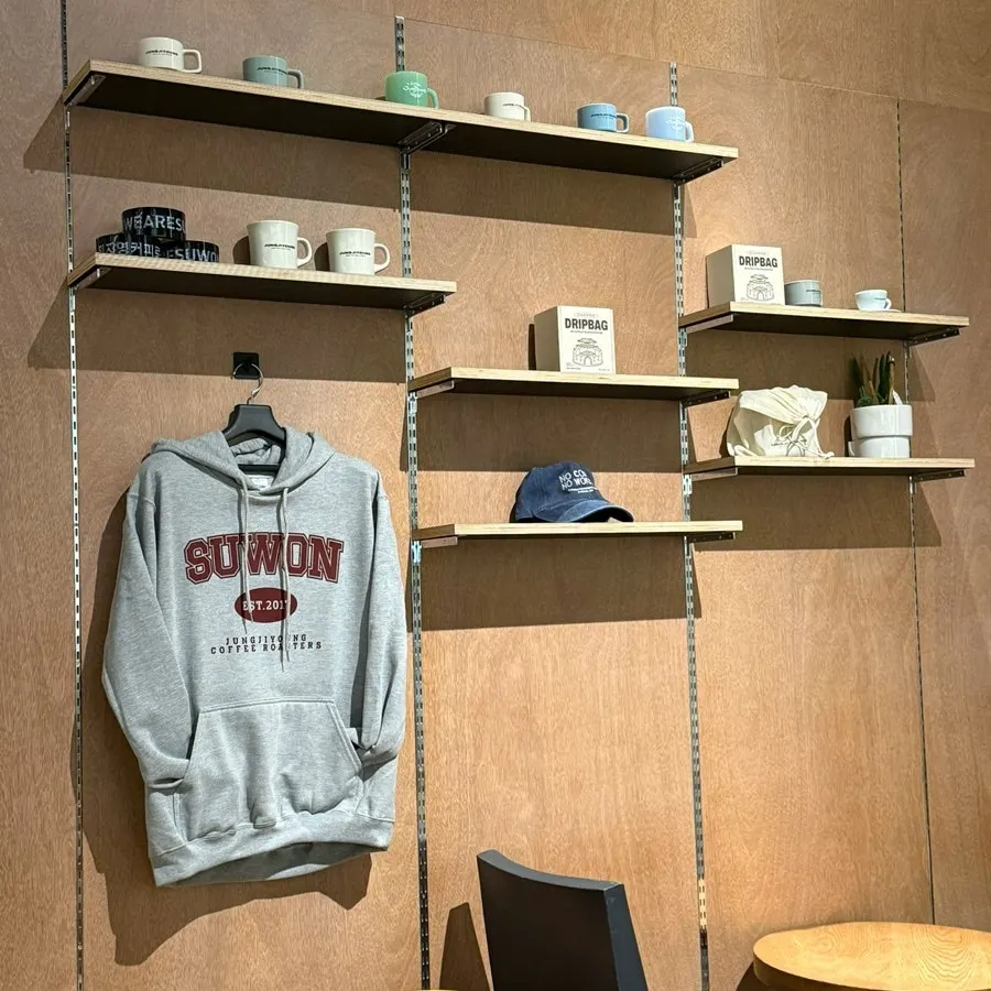 Display of vintage-mood T-shirts and eco bags