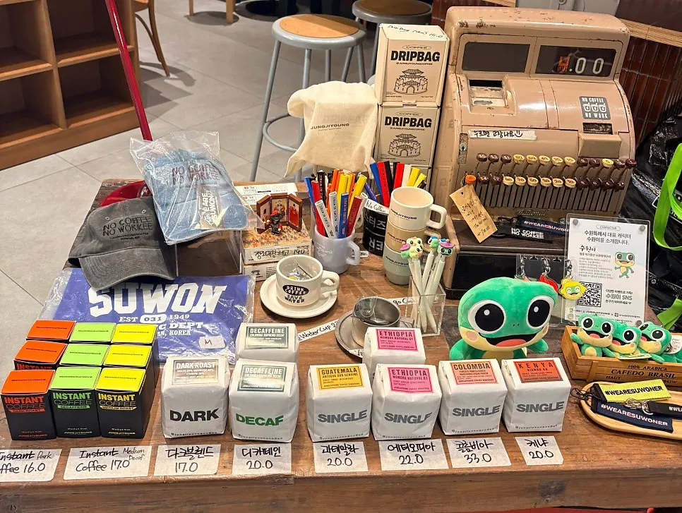 こぢんまりとした店内とブラックトーンのインテリア