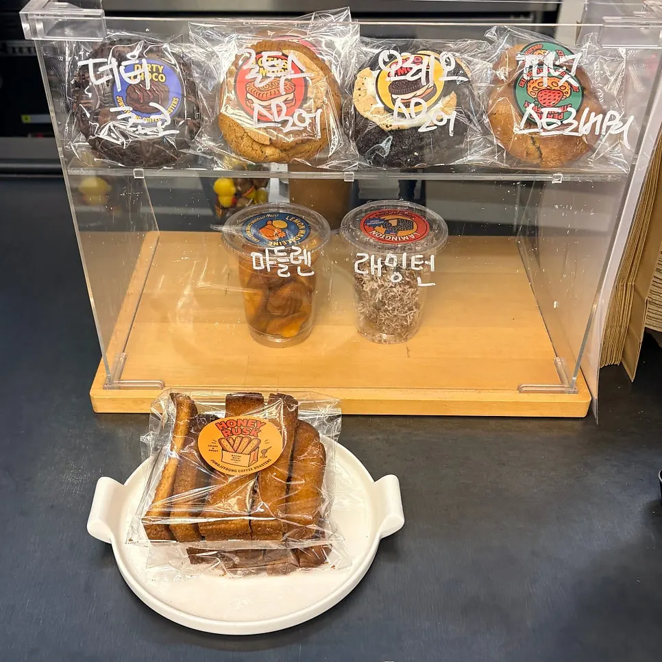 ショーケースの中のケーキとクッキーのデザート