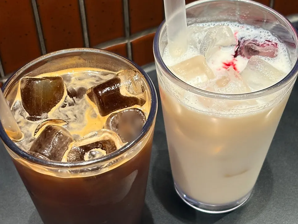 テーブルに置かれたアイスアメリカーノとブルーベリーヨーグルト