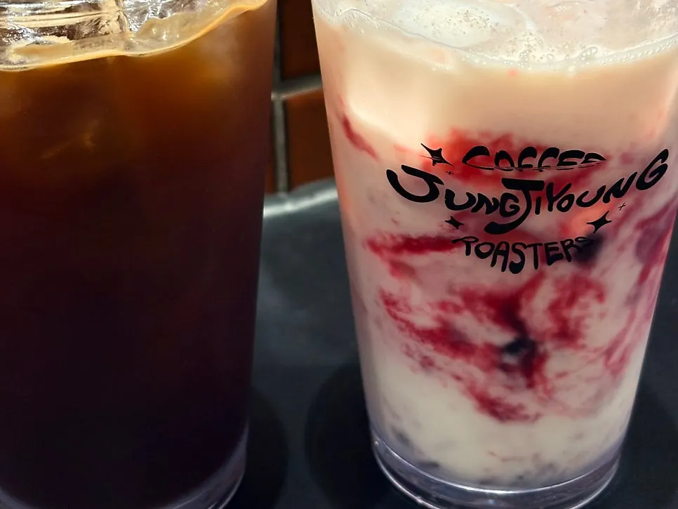 ブルーベリーの粒が見えるブルーベリーヨーグルト飲料