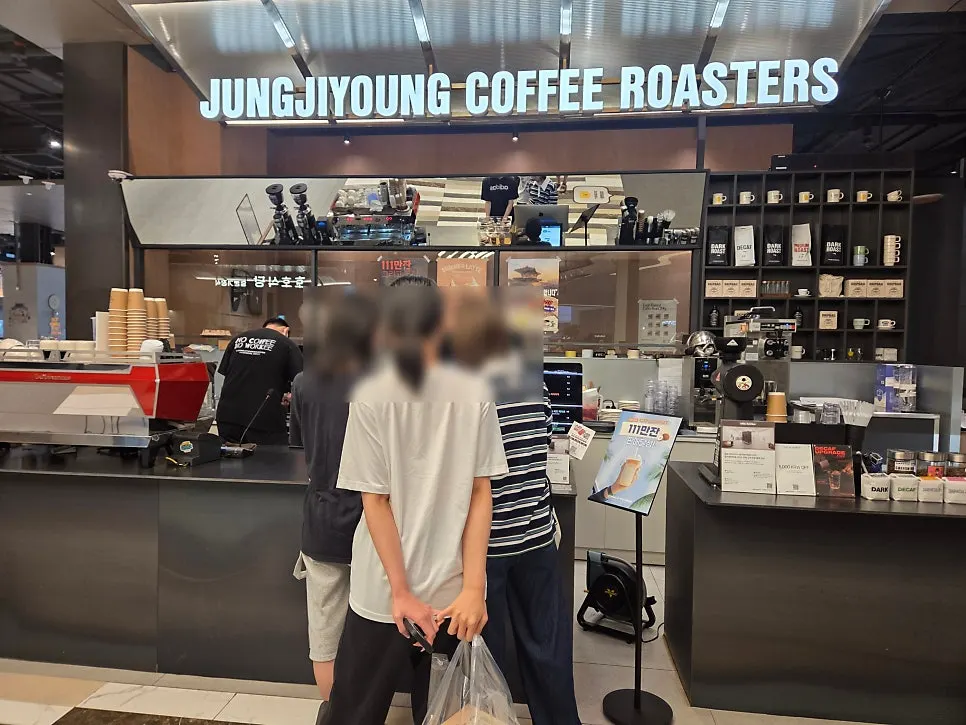 Exterior of Jeong Jiyeong Coffee Roasters on the 2nd floor of Starfield Suwon