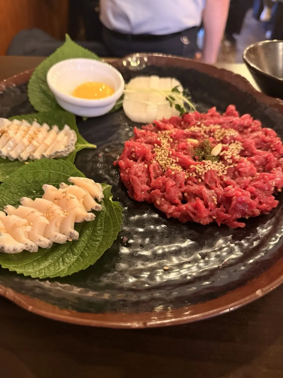 접시를 넓게 채운 전복한우육회 한 상