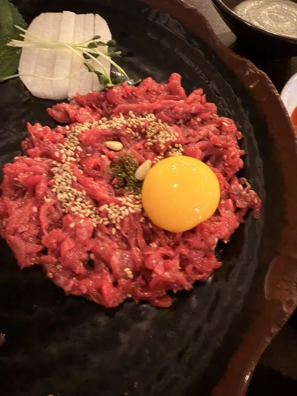 육회 위에 올린 노른자