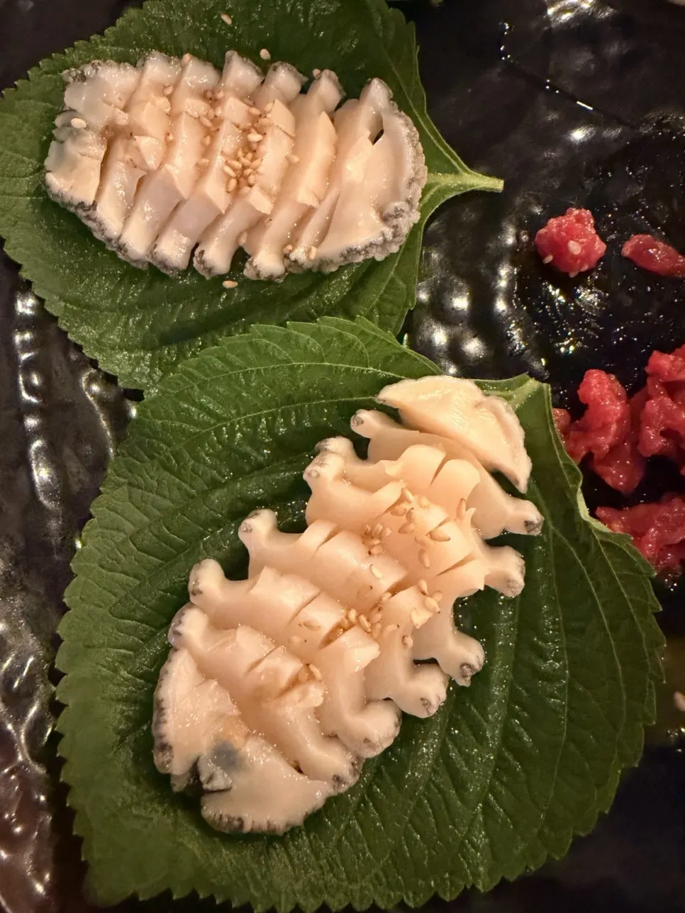깻잎 위에 올린 도톰한 전복