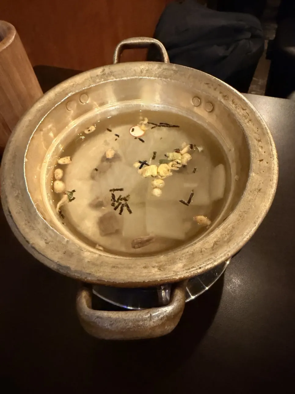 육회와 함께 나온 따뜻한 국물
