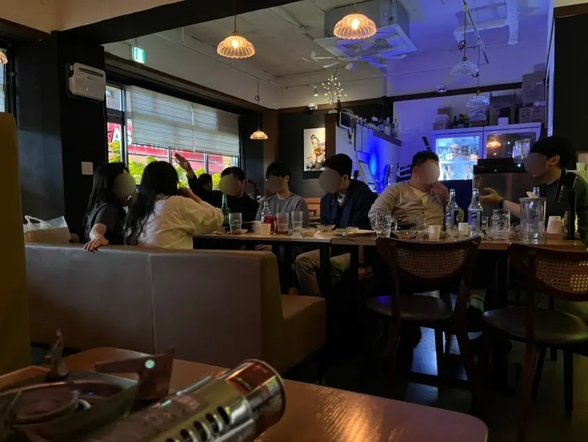 단체 회식 테이블이 있는 팔달주택 내부