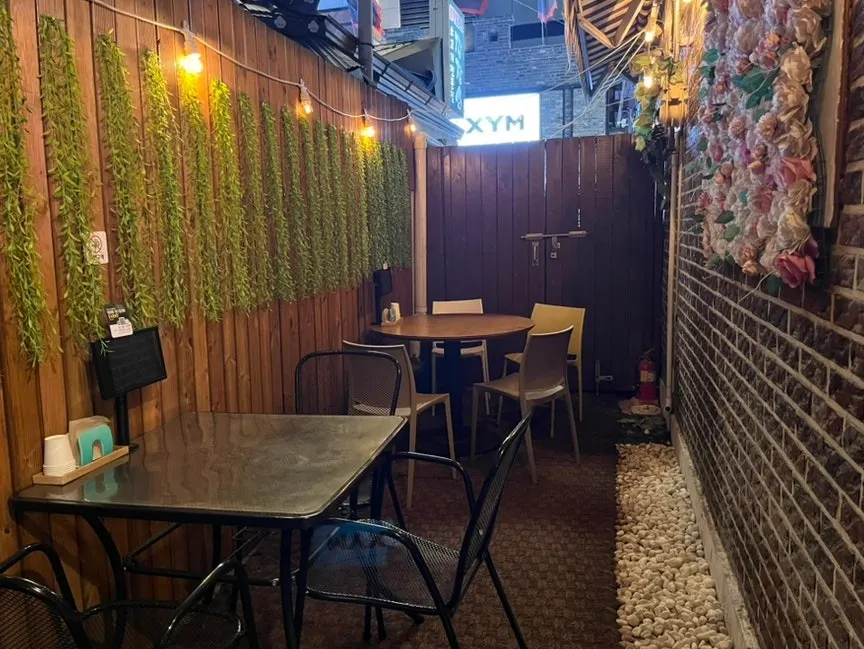 담벼락으로 둘러싸인 팔달주택 야장 좌석