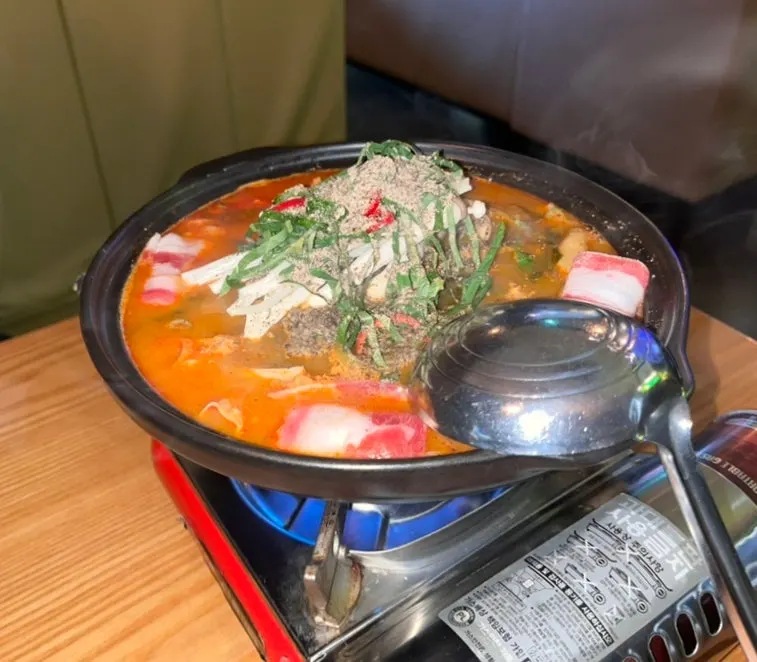 끓여져 나온 팔달주택 소곱창전골