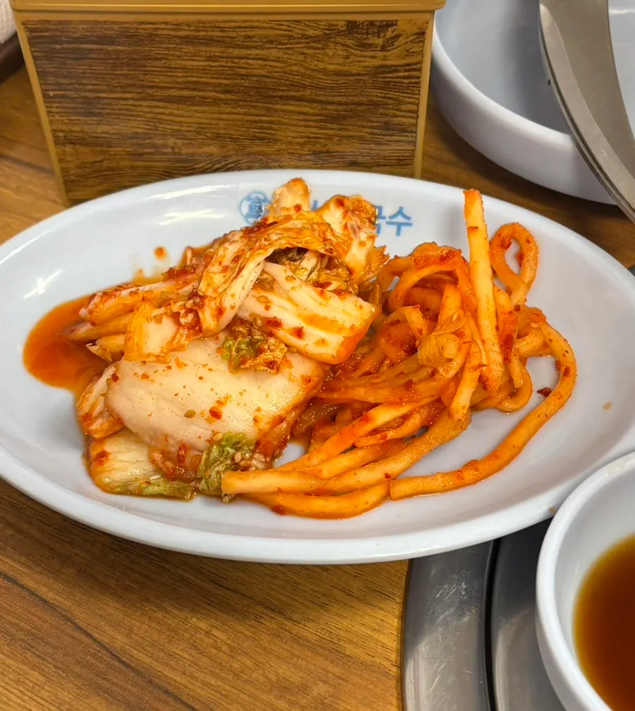 주문 후 차려진 다선칼국수 기본 상차림