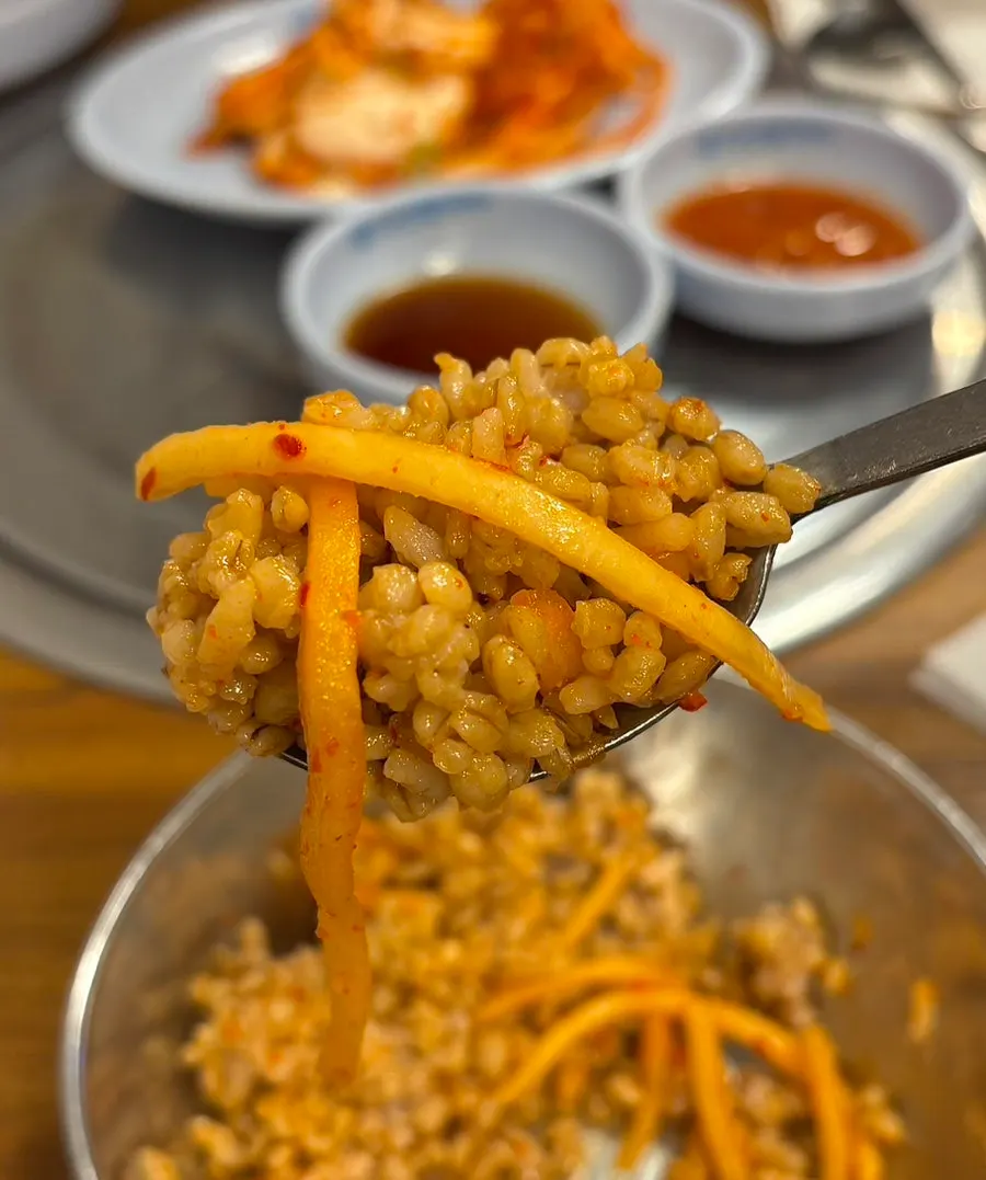 서비스로 나온 무생채 올린 보리밥