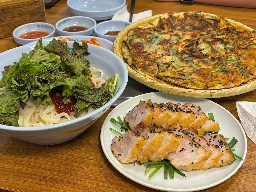 비빔칼국수와 수육, 해물파전 한상 차림