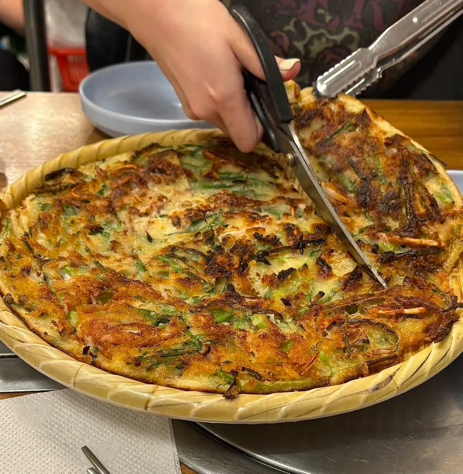 소쿠리에 담겨 나온 해물파전