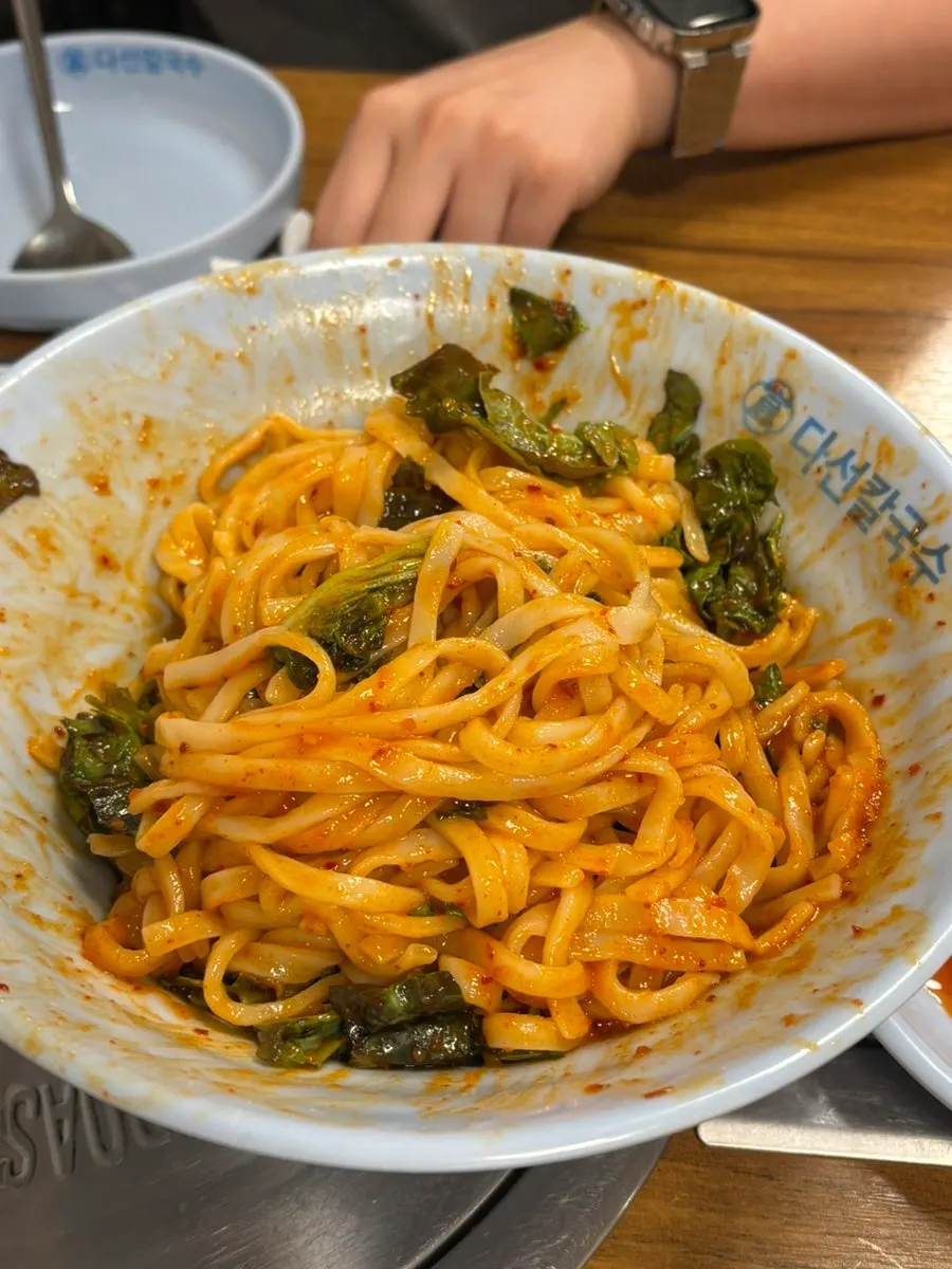 양념에 비빈 비빔칼국수와 상추