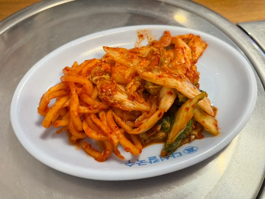 Side dish spread with geotjeori-style kimchi at Daseon Kalguksu