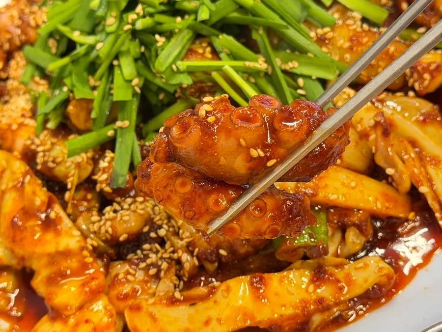 Stir-fry with cabbage and plump octopus pieces