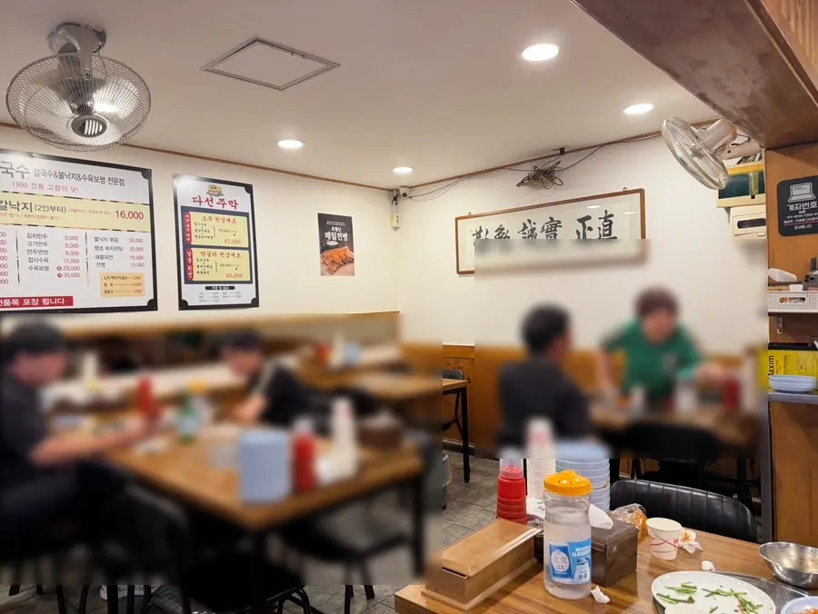 개방감 있는 다선칼국수 홀 테이블 자리
