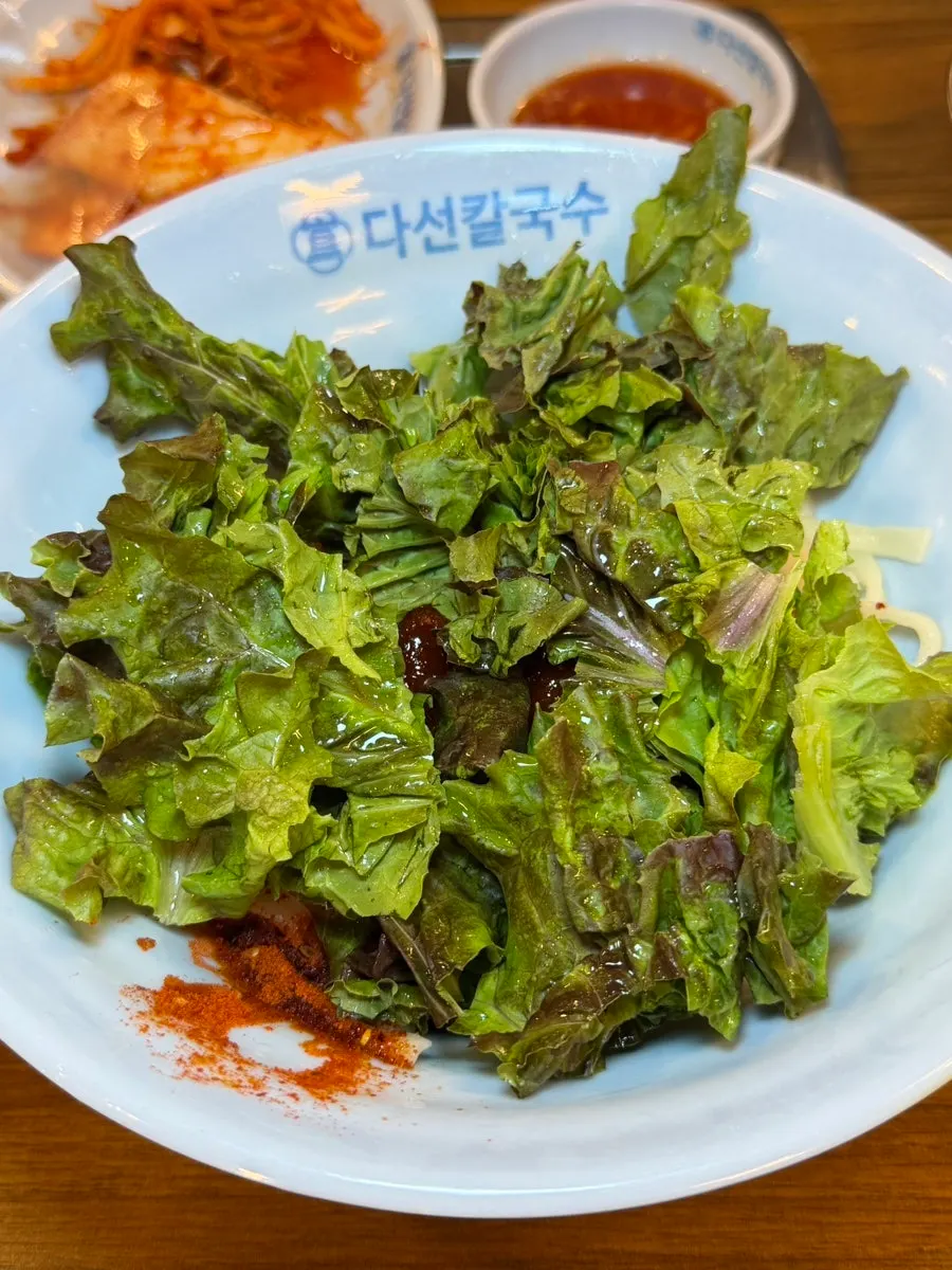 양념장을 올린 다선칼국수 비빔칼국수