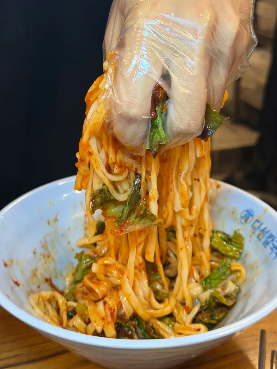 상추와 함께 나온 비빔칼국수 한 그릇