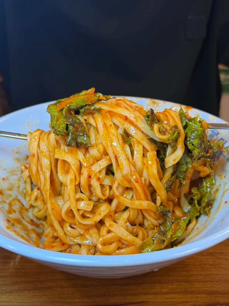 고루 비벼낸 비빔칼국수 면발