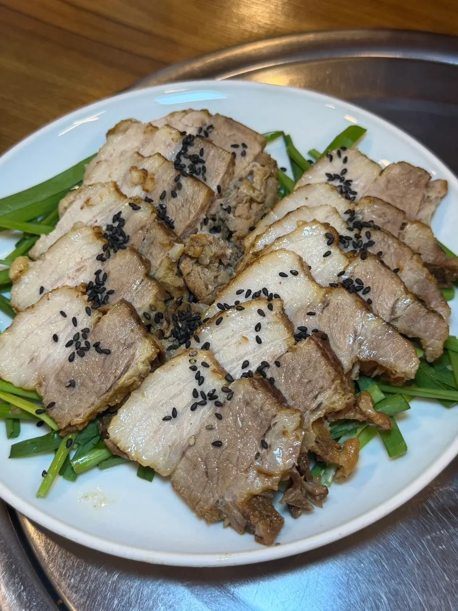 삼겹살로 삶아낸 수육 한 접시