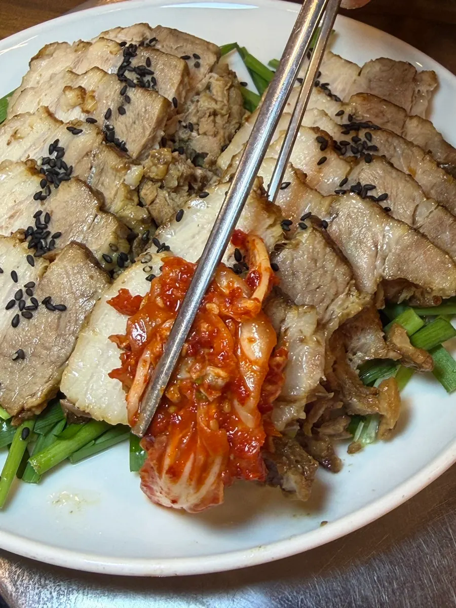 수육에 겉절이를 올린 한입