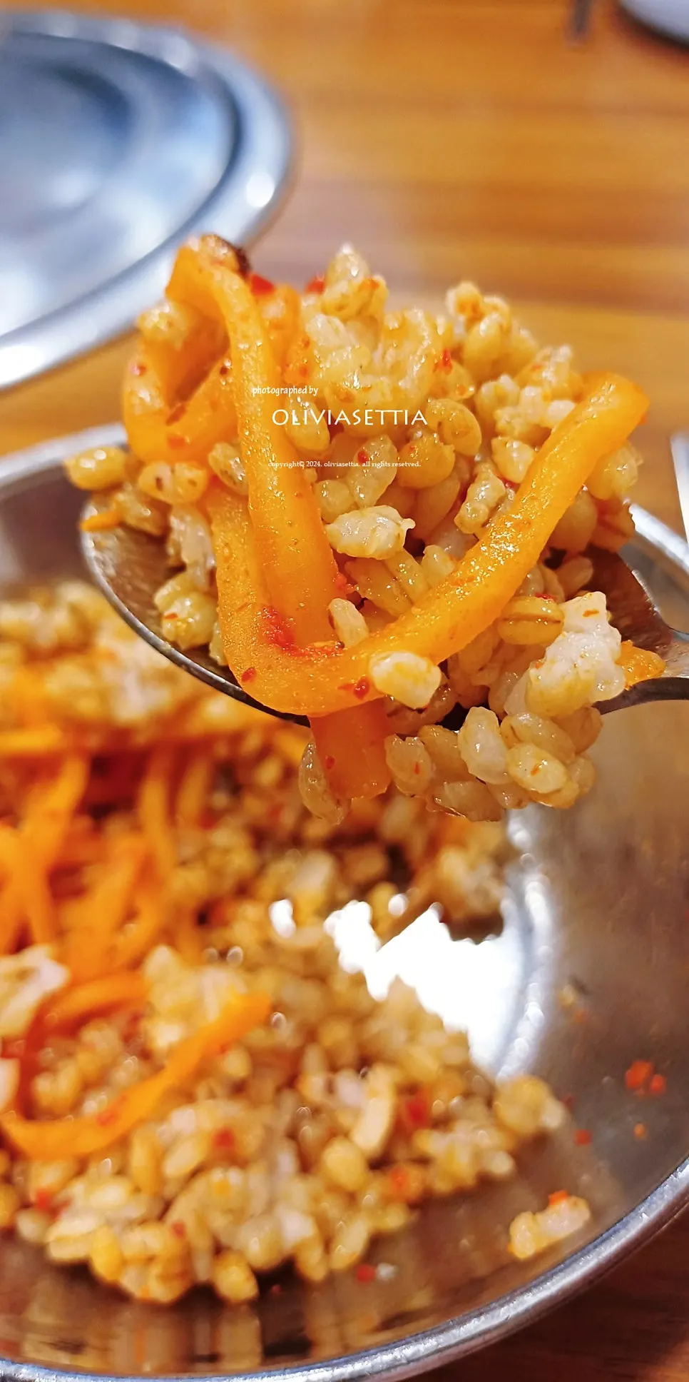 Wrapping barley rice and bossam together